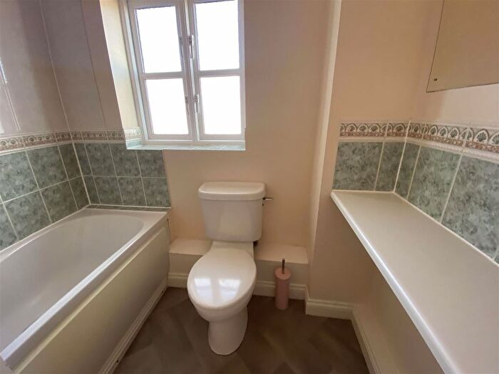 2 Bedroom Flat To Rent In Addington Court, Exeter, EX4