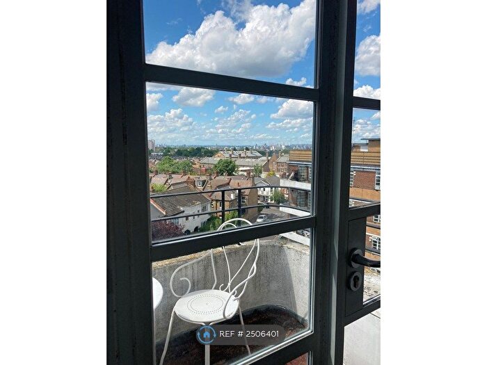 1 Bedroom Flat To Rent In Dumbarton Court, London, SW2