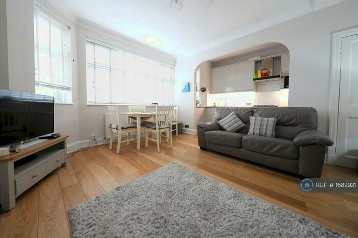 2 Bedroom Flat To Rent In Station Approach, Hayes, Bromley, BR2