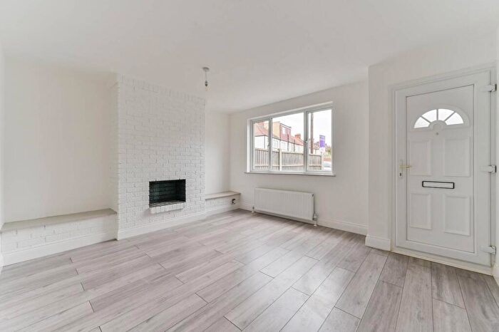 1 Bedroom Flat To Rent In Robinhood Lane, Mitcham, CR4