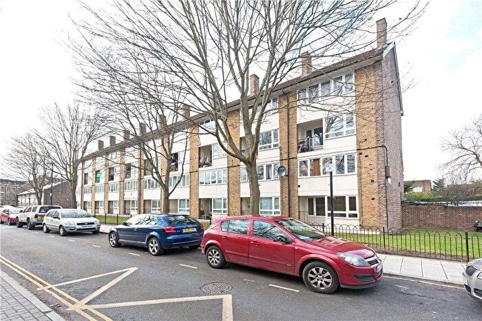 3 Bedroom Flat To Rent In Clarence Crescent, London, SW4