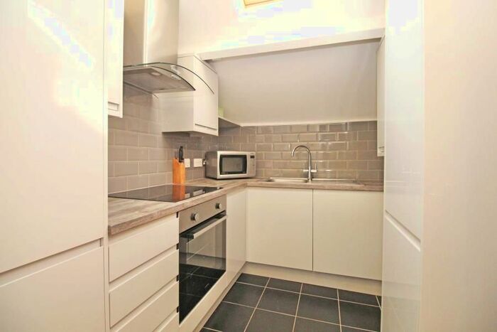 1 Bedroom Flat To Rent In Weetwood Lane, Weetwood, Leeds, LS16