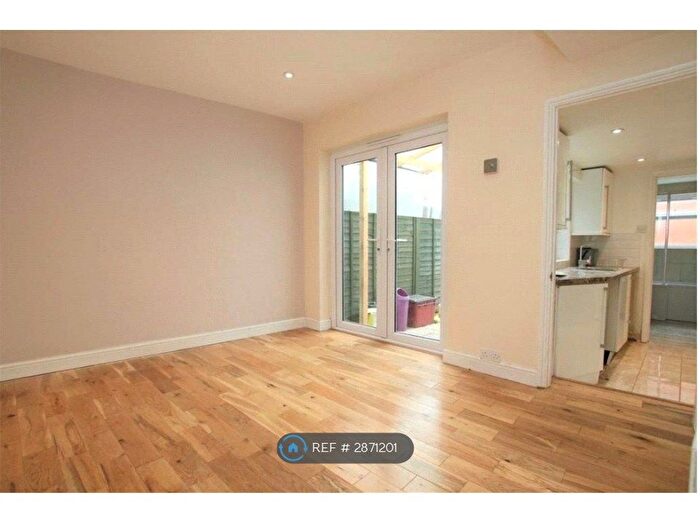 3 Bedroom Terraced House To Rent In Stanley Street, Reading, RG1
