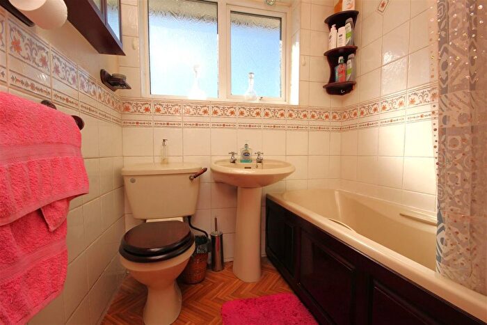 3 Bedroom Terraced House For Sale In Whitefriars, Rushden, NN10