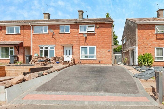 2 Bedroom End Of Terrace House For Sale In Featherstone Drive, Leicester, Leicestershire, LE2