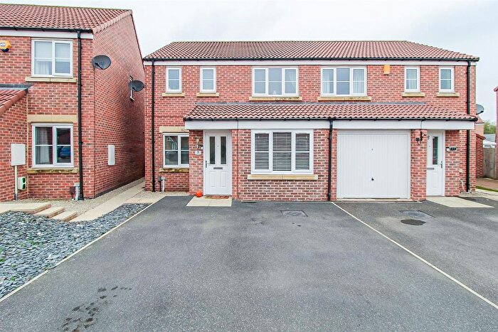 3 Bedroom Semi-detached House For Sale In Bottle Kiln Rise, Wakefield, WF1