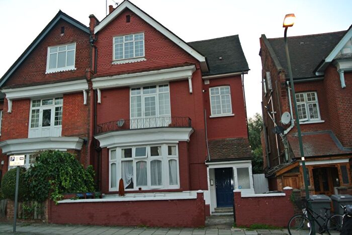 2 Bedroom Flat To Rent In Heathfield Park, Willesden Green, NW2