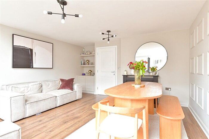 4 Bedroom Town House For Sale In Chapel Drive, Dartford, Kent, DA2