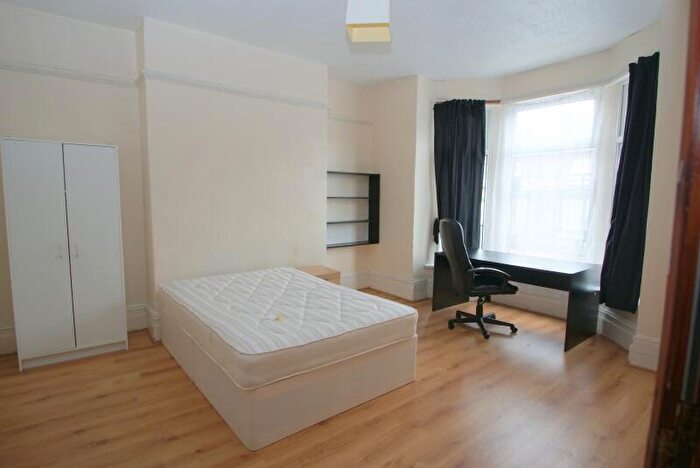6 Bedroom Terraced House To Rent In Regent Terrace, Hyde Park, Leeds, LS6
