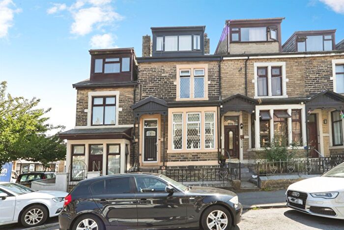 4 Bedroom End Of Terrace House For Sale In Hartman Place, Bradford, BD9