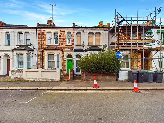 1 Bedroom Flat For Sale In Suffield Road, Tottenham, London, N15