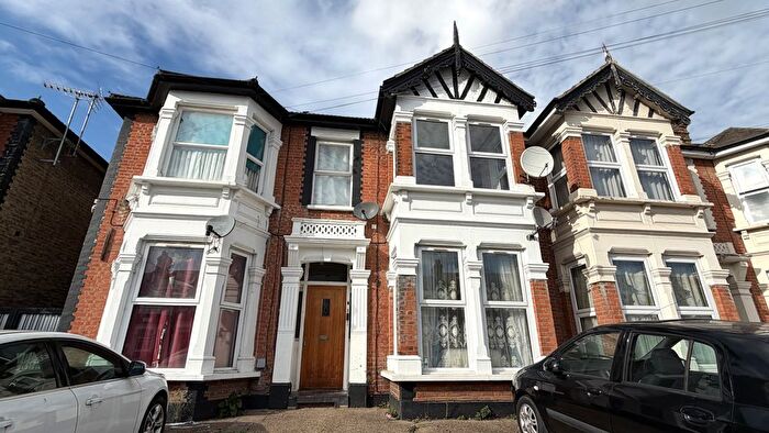 1 Bedroom Flat To Rent In Seymour Gardens, Ilford, IG1
