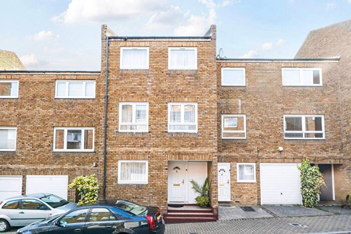 4 Bedroom Terraced House To Rent In Rochelle Close, St John's Hill, London, SW11