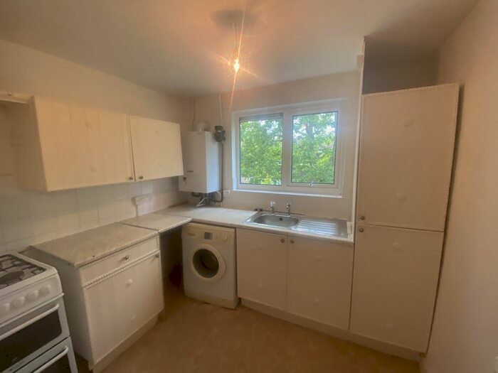 2 Bedroom Flat To Rent In Mortlock Avenue, Cambridge, CB4