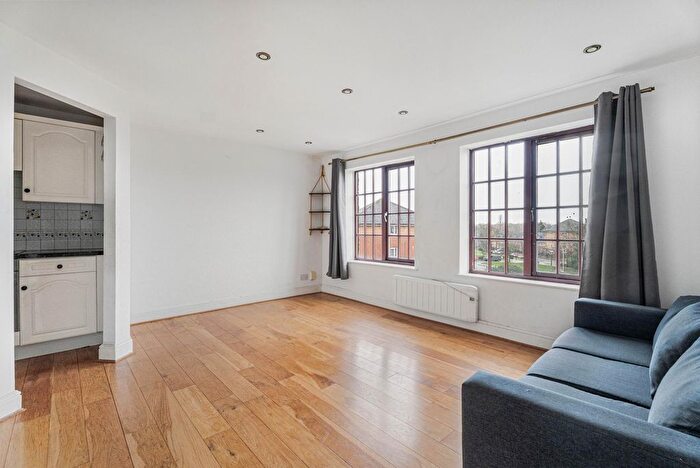 3 Bedroom Flat To Rent In Comer Crescent, Southall, UB2