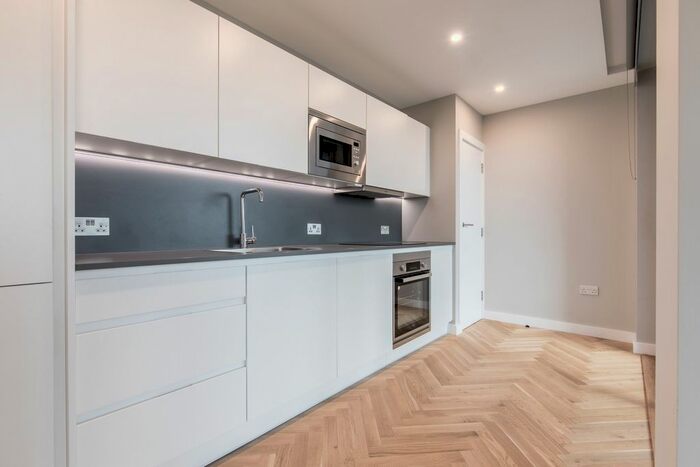 3 Bedroom Flat To Rent In Clapham Common North Side, London, SW4