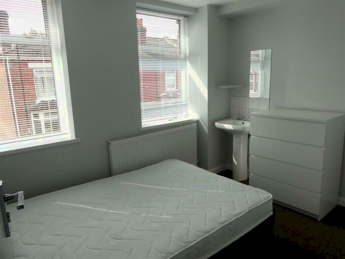 5 Bedroom Detached House To Rent In Holt Road, The Polygon, SO15