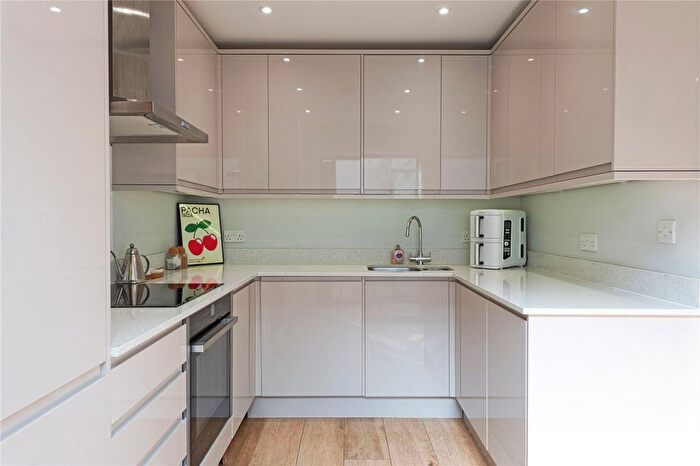 2 Bedroom Garage / Parking To Rent In Dafson Heights, CR4