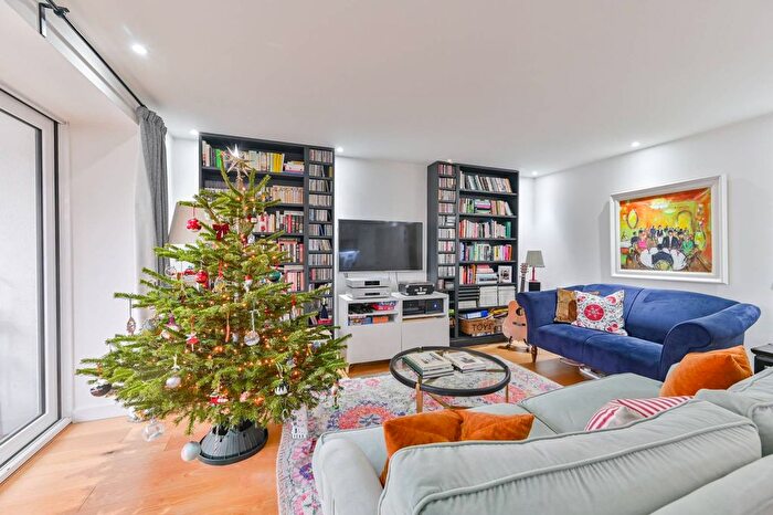 2 Bedroom Flat To Rent In Putney Hill, Putney, London, SW15