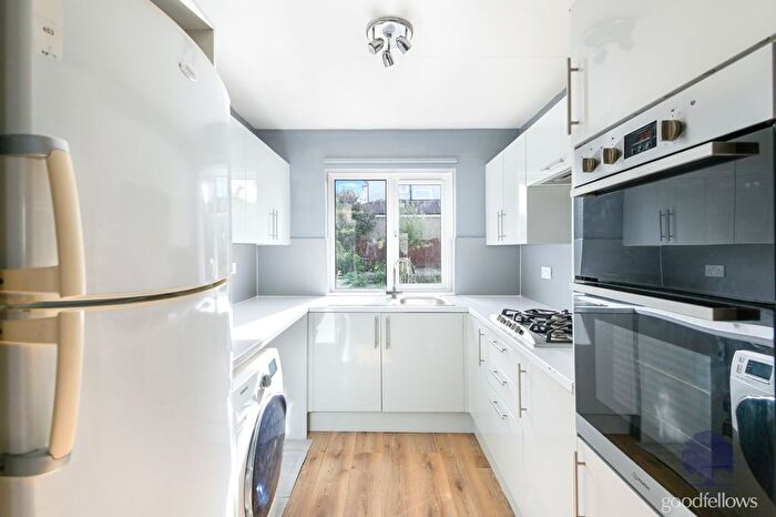 4 Bedroom Detached House To Rent In Litchfield Avenue, Morden, SM4