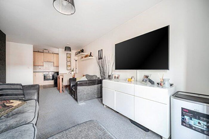 2 Bedroom Flat For Sale In Eaton Avenue, Slough, Berkshire, SL1