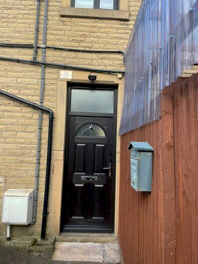 2 Bedroom Flat To Rent In Row Street, Huddersfield, HD4