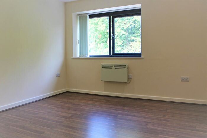 1 Bedroom Flat To Rent In Mayberry Place, Rumbow, Halesowen, West Midlands, B63