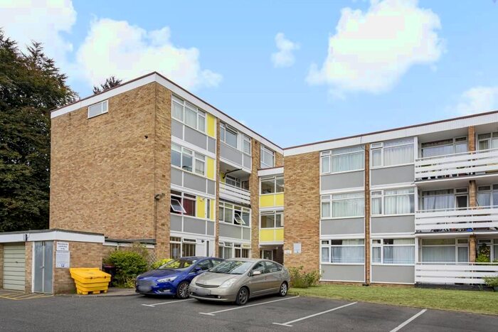 4 Bedroom Flat To Rent In Woking, Surrey, GU22