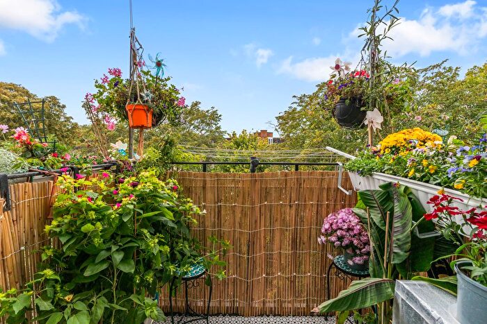 2 Bedroom Flat For Sale In Carslake Road, London, SW15