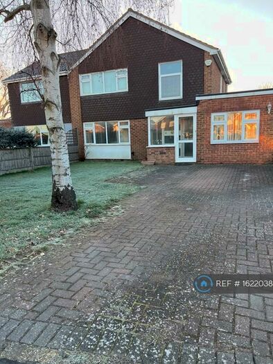 5 Bedroom Semi-Detached House To Rent In Camborne Avenue, Aylesbury, HP21