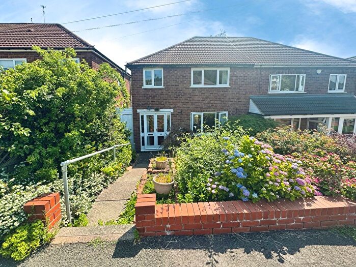 3 Bedroom Semi-detached House For Sale In Stonehurst Road, Birmingham, B43