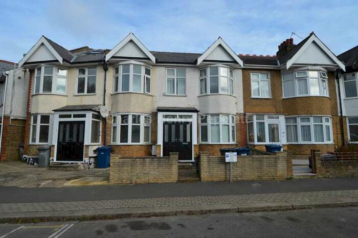 4 Bedroom House To Rent In Hutton Grove, North Finchley, N12
