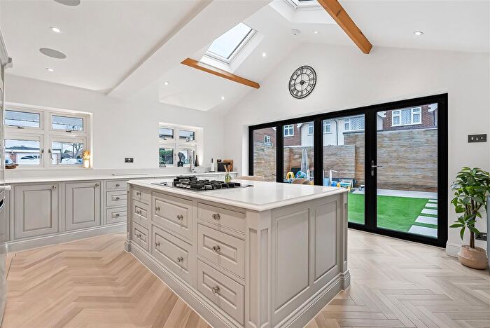 4 Bedroom Detached House For Sale In Faversham Avenue, North Chingford, E4