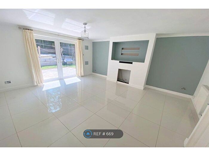 2 Bedroom Semi-Detached House To Rent In Hawthorn Rise, Newhaven, BN9