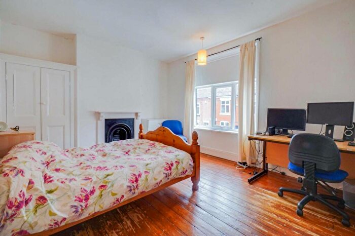 3 Bedroom Terraced House For Sale In Lytton Road, Clarendon Park, Leicester, LE2