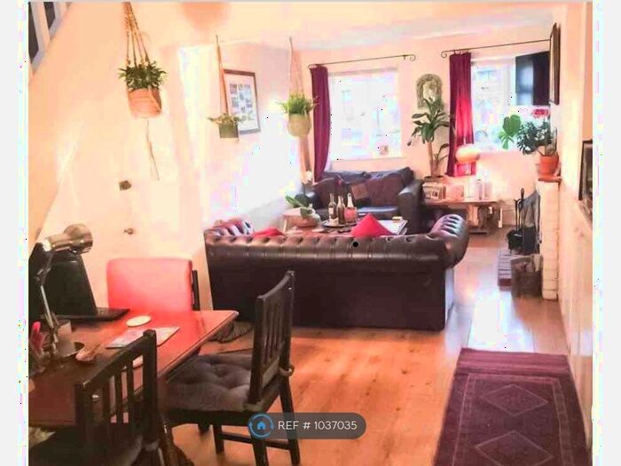 2 Bedroom End Of Terrace House To Rent In Redstone Hill, Redhill, RH1