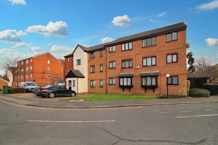 1 Bedroom Flat To Rent In Plowman Close, London, N18