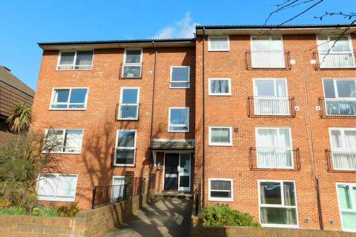 2 Bedroom Flat To Rent In Berrylands, Surbiton, KT5
