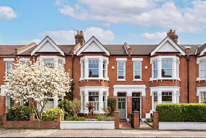 2 Bedroom Maisonette To Rent In Valetta Road, Wendell Park, W3