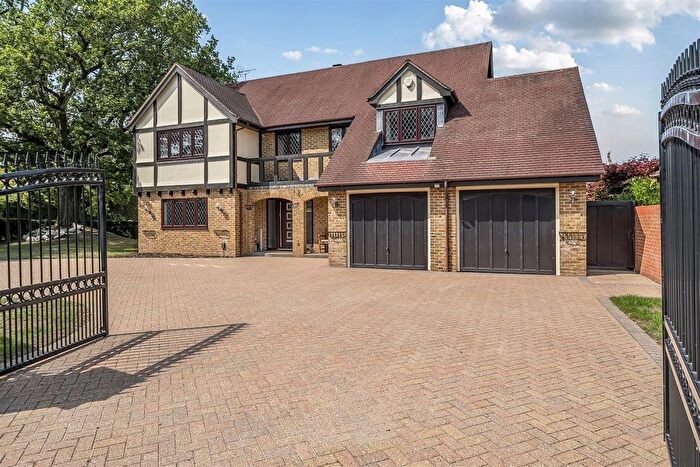 5 Bedroom Detached House For Sale In Barberry Way, Blackwater, GU17