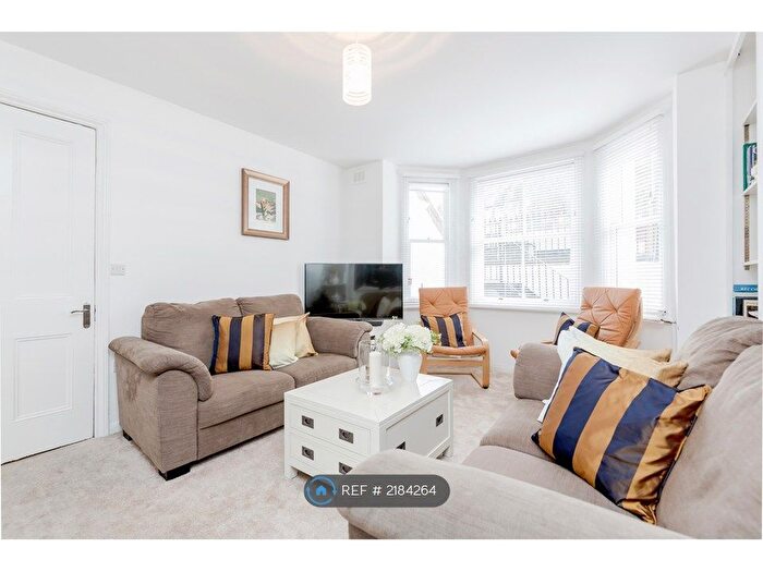 2 Bedroom Flat To Rent In Lower Entrance, London, SE11