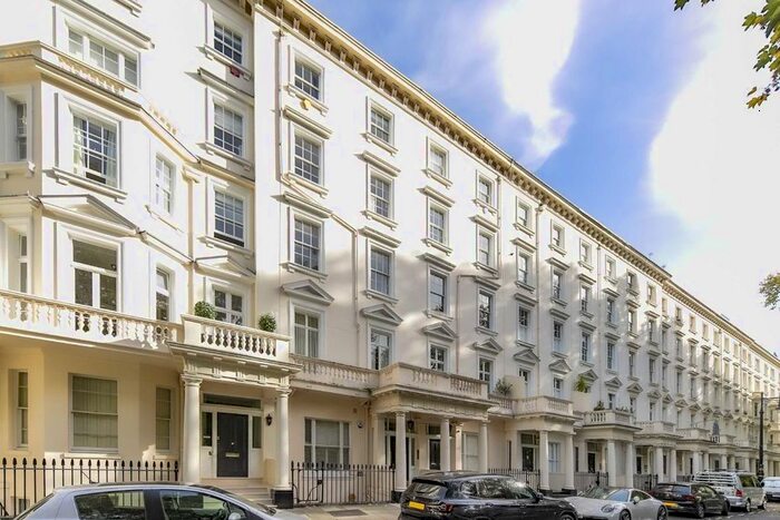 3 Bedroom Flat To Rent In St. Georges Square, London, SW1V