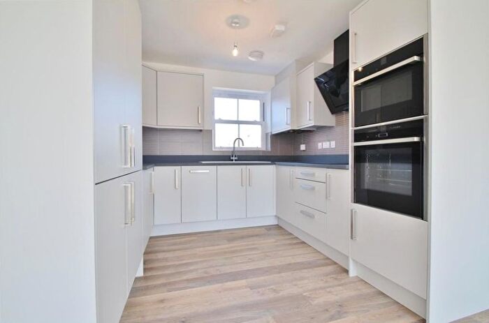 2 Bedroom Flat To Rent In Shrewsbury Walk, Sabrina House, TW7