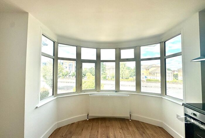 Studio To Rent In Great North Way, London, NW4