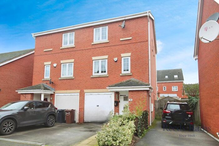 3 Bedroom Semi Detached House For Sale In Topliss Way, Leeds, West Yorkshire, LS10