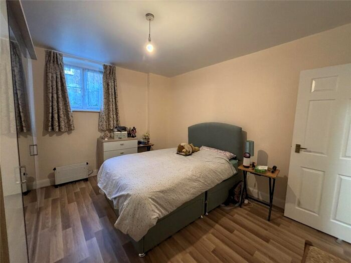 2 Bedroom Flat For Sale In Clifton Road, Gravesend, Kent, DA11