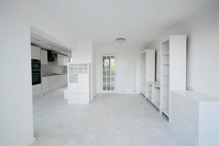 3 Bedroom Flat To Rent In Justin Close, Brentford, TW8