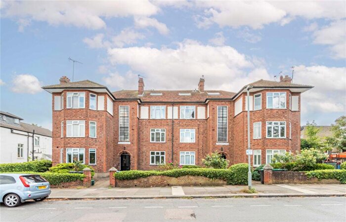 3 Bedroom Apartment For Sale In Warwick Road, London, N11