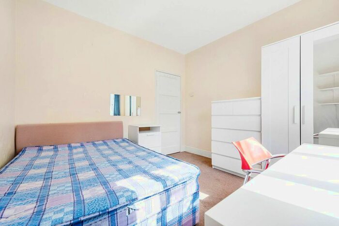 3 Bedroom Flat To Rent In Aubyn Square, Roehampton, London, SW15