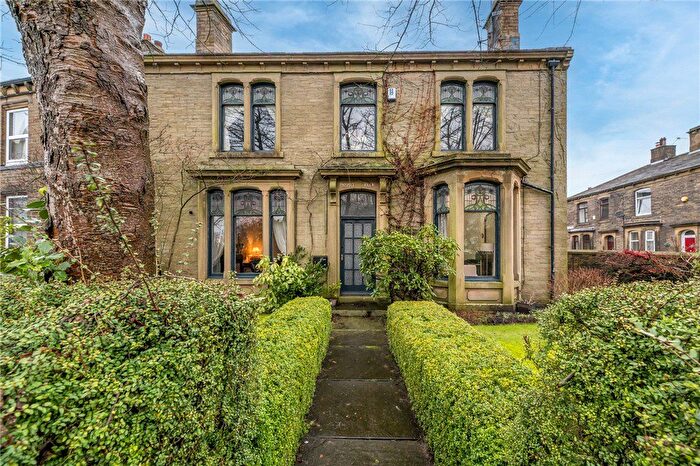 3 Bedroom Detached House For Sale In West End, Queensbury, Bradford, West Yorkshire, BD13